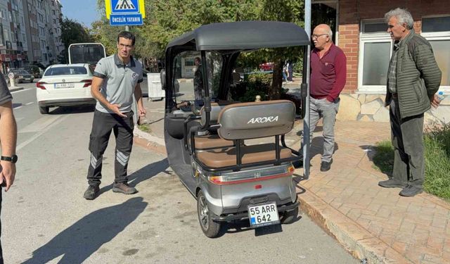 Motorlu bisiklet, yayaya yol veren otomobile çarptı: 1 yaralı