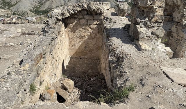 Gevhernik Kalesi'ndeki Kazılarda Mezar Odası Bulundu