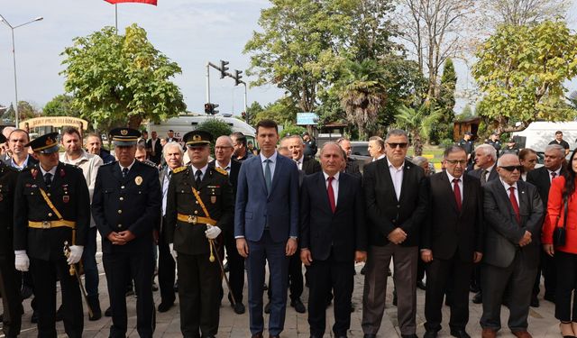 29 Ekim Coşkusu Çelenk Töreniyle Başladı