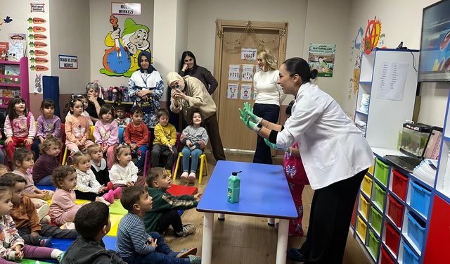 Miniklere Hijyen ve El Yıkama Eğitimi