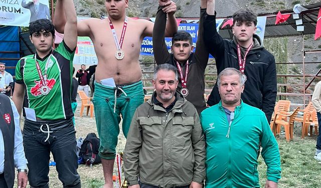 Artvinli Güreşçiler Erzurum’dan Madalyalarla Döndü