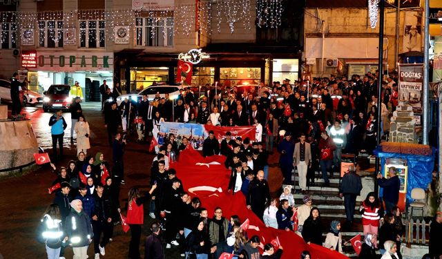 Cumhuriyet Bayramının Coşkusu Fener Alayıyla Taçlandı