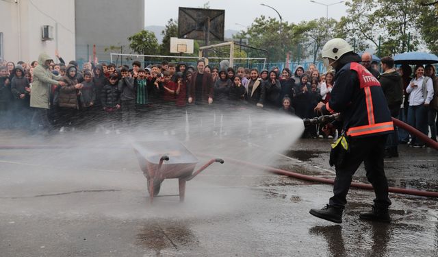 Hopa’da Öğrencilere Afet Tatbikatı