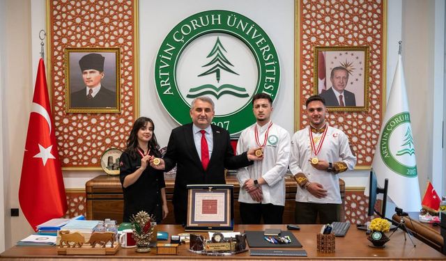 AÇÜ’de “Ahi Sancağı” Gururu