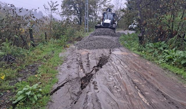 Salıpazarı'nda çöken yol onarılarak yeniden ulaşıma açıldı