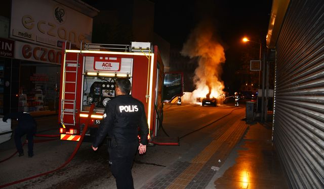 Samsun'da park halindeki otomobil yandı