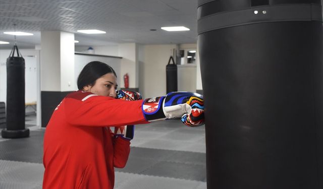 Savate Combat Dünya Şampiyonası'nda dünya ikincisi olan Azizoğlu, yeni başarılar için çalışıyor