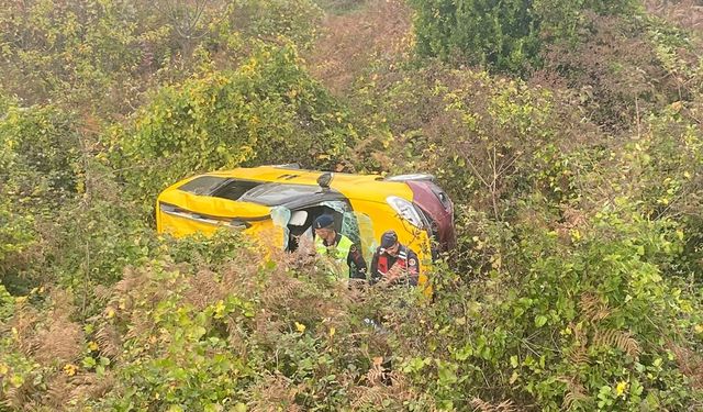 Sinop'ta ticari taksinin devrildiği kazada 2 kişi yaralandı