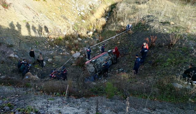Sinop'ta uçuruma devrilen otomobilin sürücüsü öldü