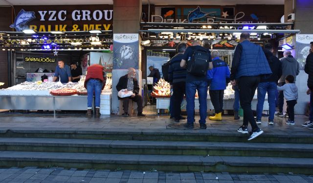 Trabzon'da balıkçı tezgahlarını hamsi süslüyor