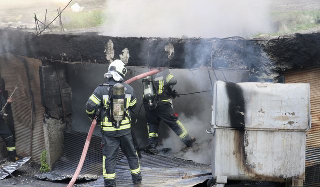 Trabzon'da hurda deposunda çıkan yangın söndürüldü
