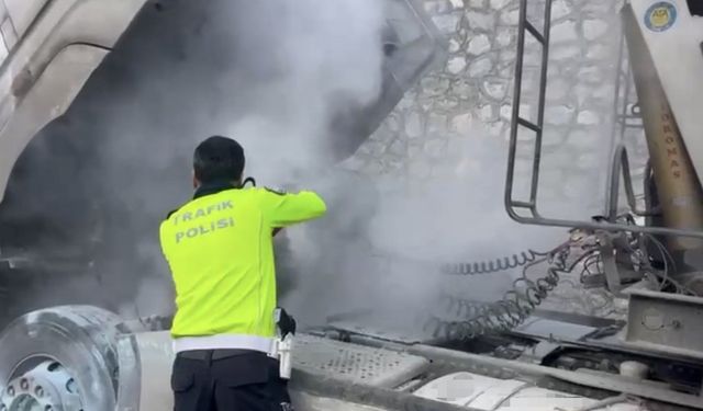 Polislerin hızlı müdahalesi, araç yangınını büyümeden önledi