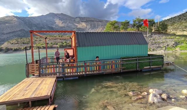 Tortum Gölü üzerinde yüzen ev ilgi odağı oldu