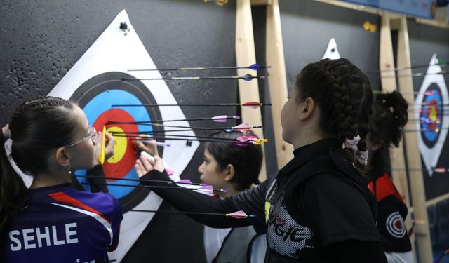 Okçulukta ASES 15 Yaş Altı Salon Türkiye Şampiyonası Samsun'da başladı