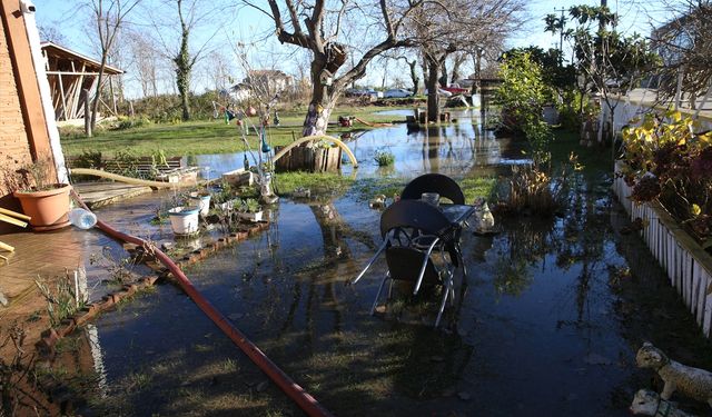 Ordu'da şiddetli rüzgarda oluşan dalgalar hasara neden oldu