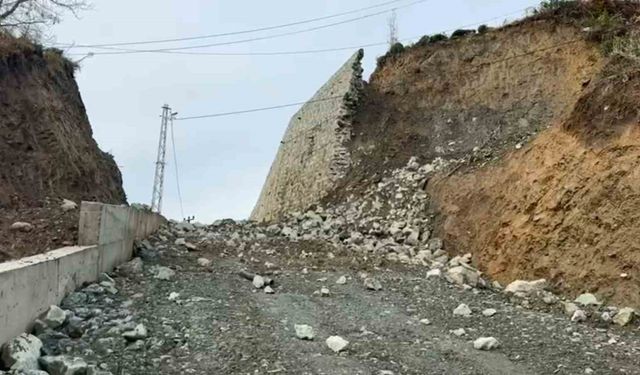 Rize'de istinat duvarı çöktü