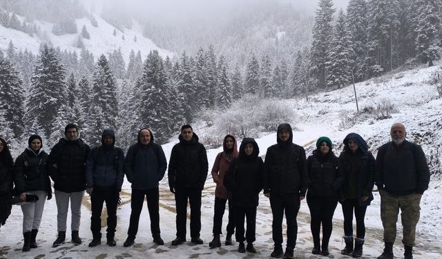 Kar Yağışı Altında Doğa Yürüyüşü