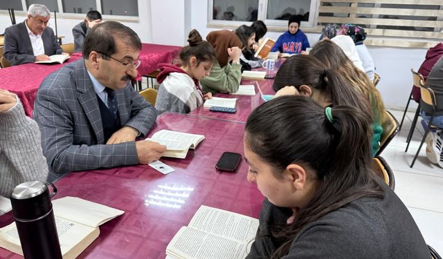 Aynı Anda Binlerce Evde Kitap Okundu