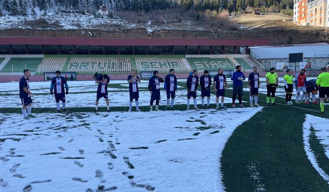 Veteran Futbolcular Sahayı Küreklerle Temizledi