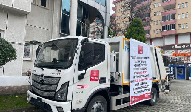 Borçka Belediyesi’ne Çöp Kamyonu Bağışı