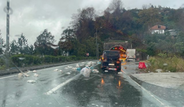 Ana Yolda Çöpler Sürücüleri Zorladı