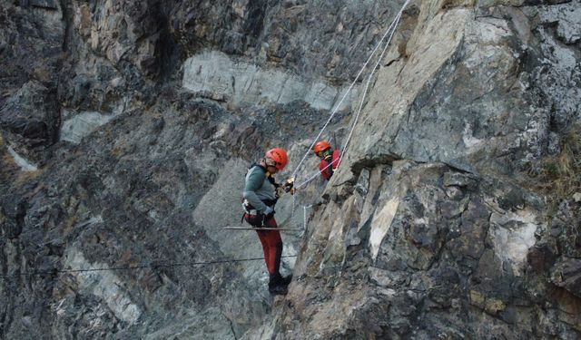 Endüstriyel Dağcılar Sarp Kayalıklarda Görev Başında