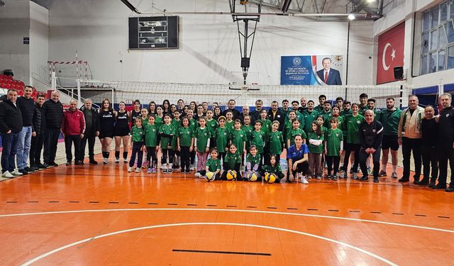 Voleybol Takımları ve Altyapı Sporcuları Tanıtıldı