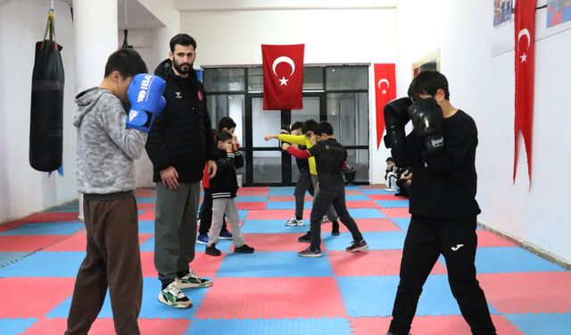 Caminin kullanılmayan bölümü çocuklar için spor salonu oldu