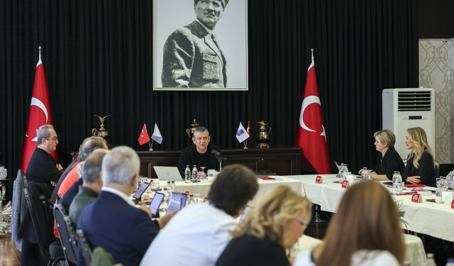 CHP Genel Başkanı Özel, partisinin Cumhurbaşkanlığı Aday Ofisi toplantısına katıldı