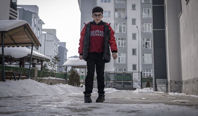 DMD hastası Ahmet'in tek hayali koşmak ve çocukluğunu yaşamak