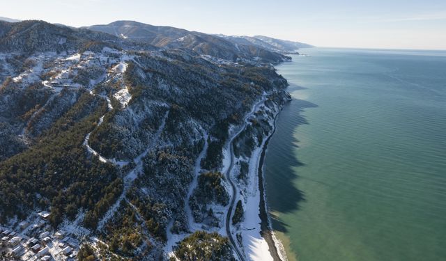 Karla buluşan Kastamonu'nun sahil şeridindeki eşsiz güzellikler dronla görüntülendi
