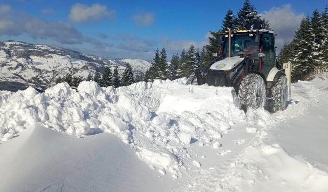 Samsun'da belediye ekiplerinin karla mücadelede zorlu mesaisi sürüyor