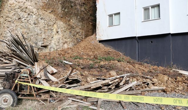Trabzon'da toprak kaymasından etkilenen binada hasar tespit çalışmaları sürüyor