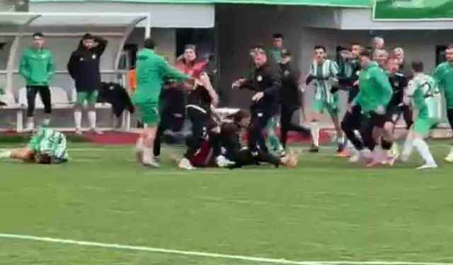 Amatör maçta saha karıştı, yumruklar konuştu