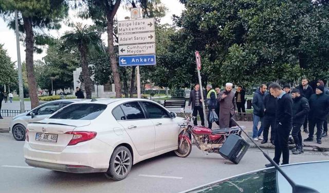 Motosiklet otomobile saplandı