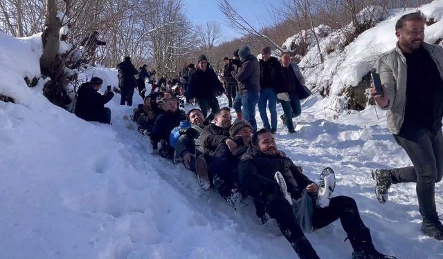 Ordu'da kar yağışı eğlenceye dönüştü: 150 kişi aynı anda kaymaya çalıştı