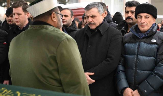 Yangında hayatını kaybeden 2 kişi gözyaşları arasında toprağa verildi