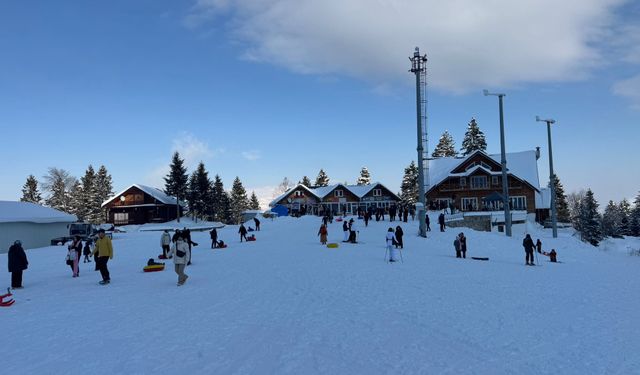 Atabarı Kayak Merkezi Tatilcilerin Akınına Uğradı