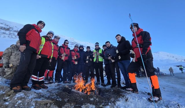 “Siyaset Zor Günlerde Sahada Yapılır”