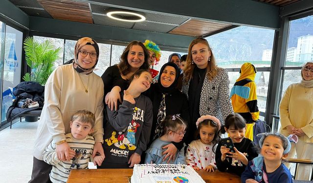 Öz-Ge Birey Derneği 1. Yılını Kutladı