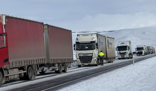 Ardahan'da buzlanma nedeniyle yolda kalan 16 tır kurtarıldı