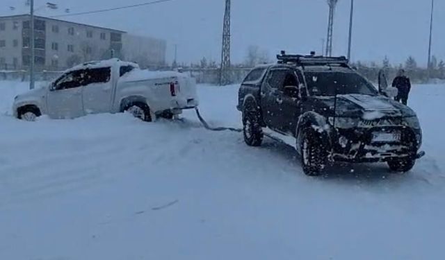 Ardahan'da kar nedeniyle yolda mahsur kalan 8 aracı gönüllüler kurtardı