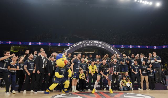 Fenerbahçe Beko kupasını aldı