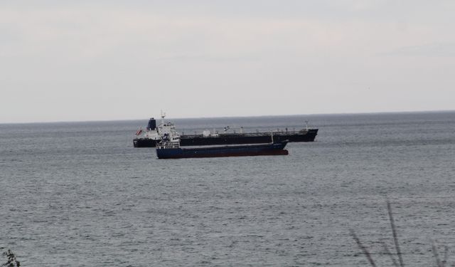 Fırtına uyarısı üzerine yük gemileri Sinop'un doğal limanına demirledi