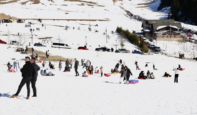 Giresun'da doğa tutkunları Kümbet Yaylası'ndaki kar festivalinde bir araya geldi