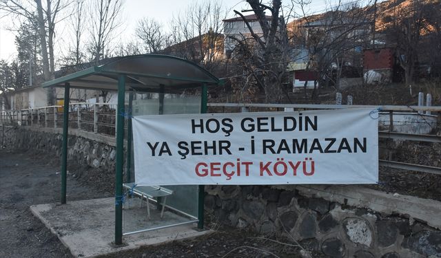 Gümüşhane'de hayırsever köylüler 18 yıldır yoldan geçenlere iftar veriyor