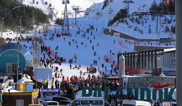 Güneşli havayı fırsat bilen kayakseverler Palandöken Kayak Merkezi'ne akın etti