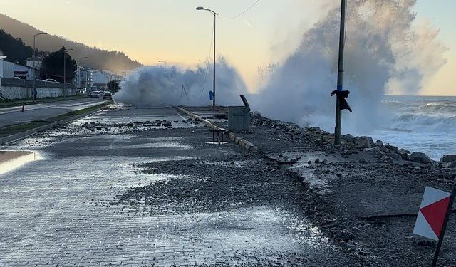Kastamonu'nun İnebolu ilçesinde fırtına sahilde hasara yol açtı