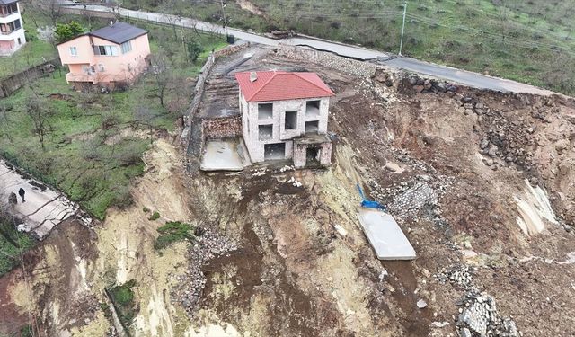 Ordu'da heyelan nedeniyle 2 ev ile halı saha yıkıldı