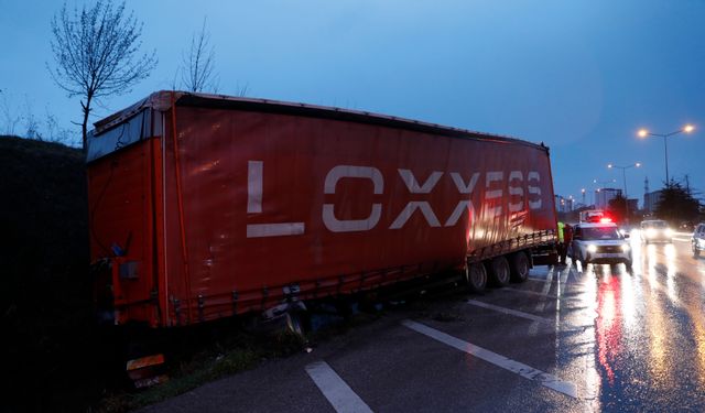 Samsun'da yoldan çıkan tırın sürücüsü yaralandı